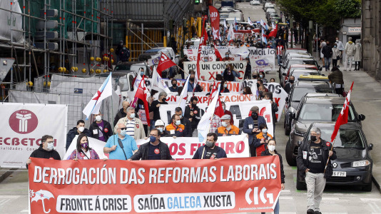 Miles de trabajadores de A Coruña protestan para exigir mejoras laborales. Quintana