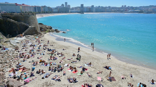 Los coruñeses disfrutan de un soleado último día de marzo @Javier Albores (9)