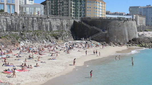 Los coruñeses disfrutan de un soleado último día de marzo @Javier Albores (7)