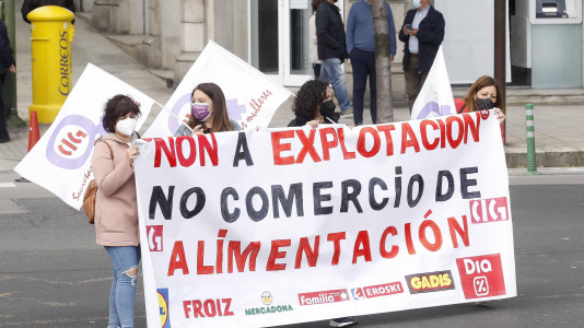 Miles de trabajadores de A Coruña protestan para exigir mejoras laborales. Quintana