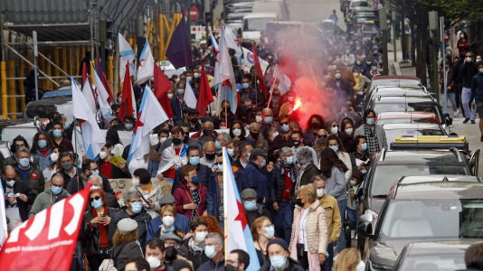 Miles de trabajadores de A Coruña protestan para exigir mejoras laborales. Quintana