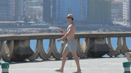 Los coruñeses disfrutan de un soleado último día de marzo @Javier Albores (1)