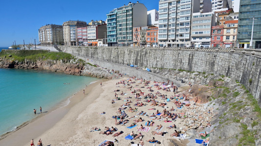 Los coruñeses disfrutan de un soleado último día de marzo @Javier Albores (10)