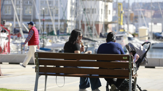 Los coruñeses disfrutan de un soleado último día de marzo Patricia G Fraga (1)