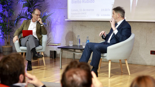 Bieito Rubido protagoniza una charla de ‘Otras voces, más Coruña’ (16)