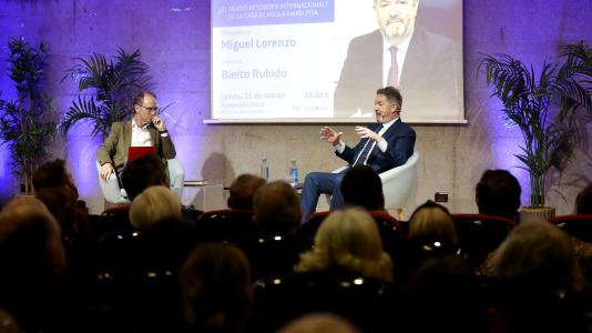 Bieito Rubido protagoniza una charla de ‘Otras voces, más Coruña’ (44)