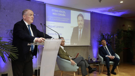 Bieito Rubido protagoniza una charla de ‘Otras voces, más Coruña’ (4)