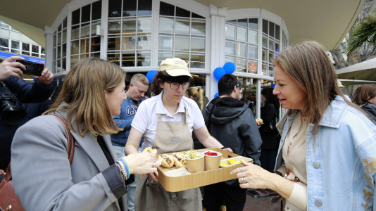 Representantes políticos y vecinos celebraron la reapertura del Quiosco Down Experience @ Patricia G. Fraga (2)