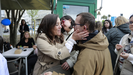 Representantes políticos y vecinos celebraron la reapertura del Quiosco Down Experience @ Patricia G. Fraga (15)