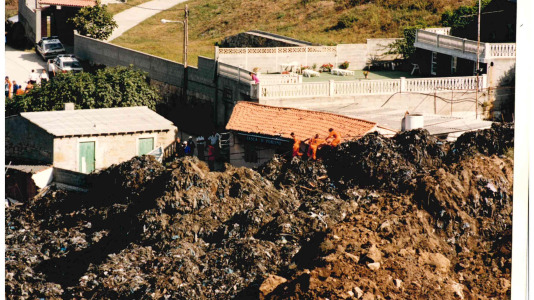 Operarios trabajando entre la basura en el derrumbe del vertedero de Bens
