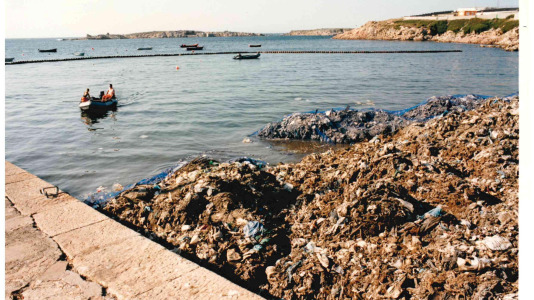 La basura que cayó con el derrumbe del vertedero de Bens llegó hasta el mar