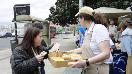 Representantes políticos y vecinos celebraron la reapertura del Quiosco Down Experience @ Patricia G. Fraga (3)