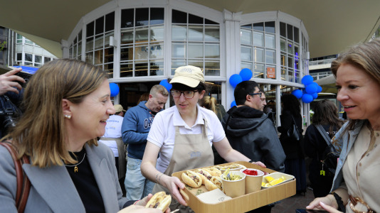 Representantes políticos y vecinos celebraron la reapertura del Quiosco Down Experience @ Patricia G. Fraga (1)
