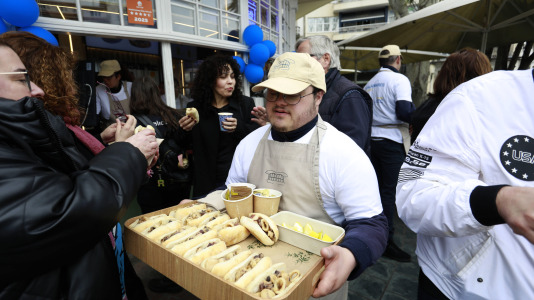Representantes políticos y vecinos celebraron la reapertura del Quiosco Down Experience @ Patricia G. Fraga (7)