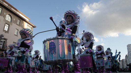 Desfile de comparsas 2025 en A Coruna (23)