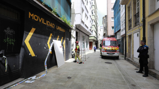 Una dotación de Bomberos tapia la entrada al edificio abandonado en la calle Vista (7)