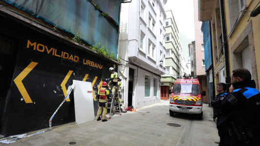 Una dotación de Bomberos tapia la entrada al edificio abandonado en la calle Vista (6)