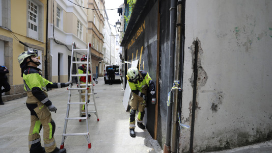 Una dotación de Bomberos tapia la entrada al edificio abandonado en la calle Vista (12)