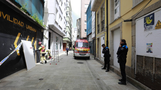 Una dotación de Bomberos tapia la entrada al edificio abandonado en la calle Vista (8)