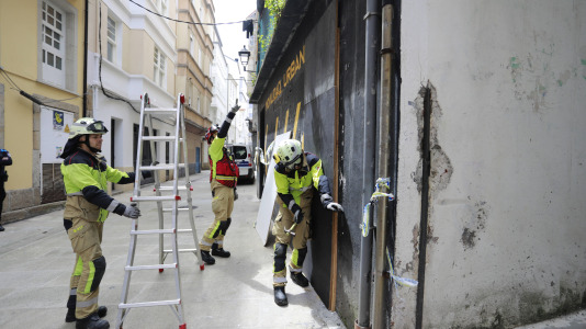 Una dotación de Bomberos tapia la entrada al edificio abandonado en la calle Vista (15)