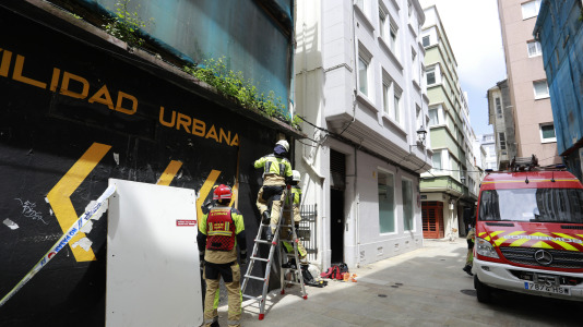 Una dotación de Bomberos tapia la entrada al edificio abandonado en la calle Vista (4)
