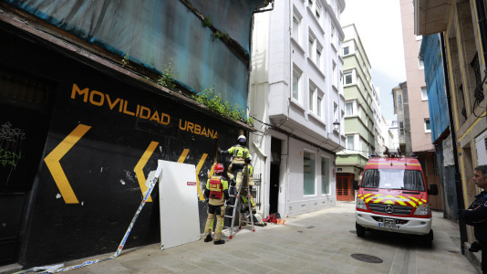 Una dotación de Bomberos tapia la entrada al edificio abandonado en la calle Vista (5)