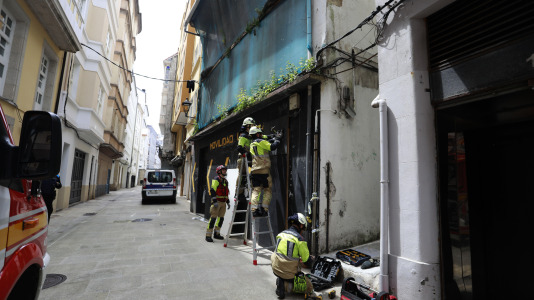 Una dotación de Bomberos tapia la entrada al edificio abandonado en la calle Vista (2)