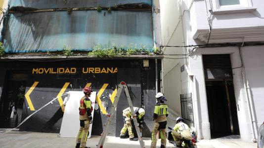 Una dotación de Bomberos tapia la entrada al edificio abandonado en la calle Vista (10)