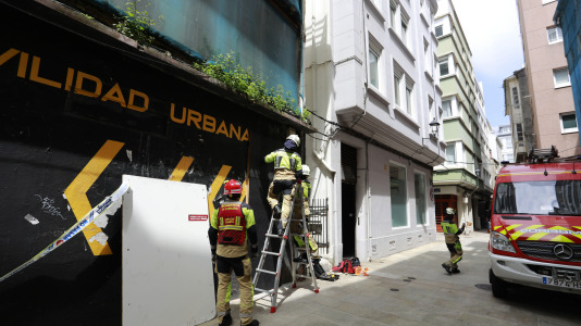 Una dotación de Bomberos tapia la entrada al edificio abandonado en la calle Vista (3)