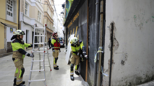 Una dotación de Bomberos tapia la entrada al edificio abandonado en la calle Vista (16)