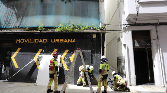 Una dotación de Bomberos tapia la entrada al edificio abandonado en la calle Vista (9)