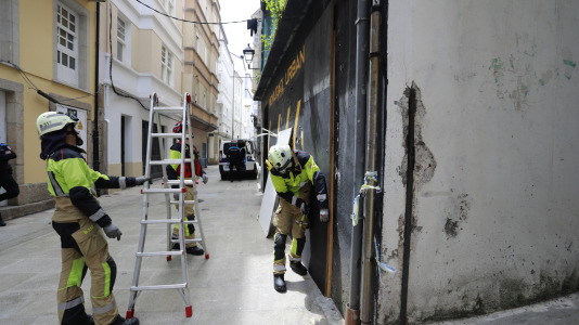 Una dotación de Bomberos tapia la entrada al edificio abandonado en la calle Vista (13)