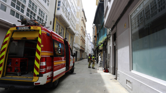Una dotación de Bomberos tapia la entrada al edificio abandonado en la calle Vista (1)