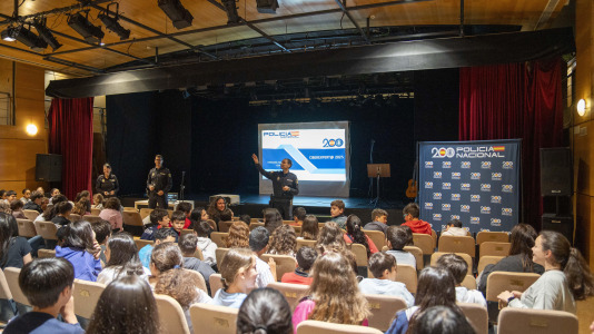 Policía Nacional entrega a 125 escolares sus diplomas de ciberexpertos (5)