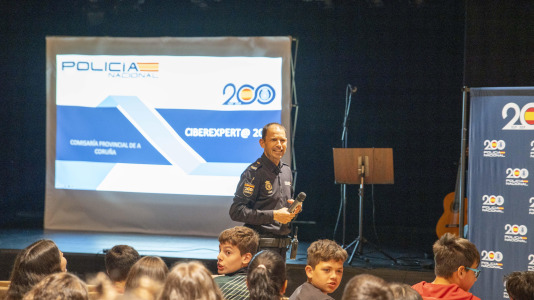 Policía Nacional entrega a 125 escolares sus diplomas de ciberexpertos (4)