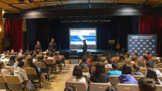 Policía Nacional entrega a 125 escolares sus diplomas de ciberexpertos (8)