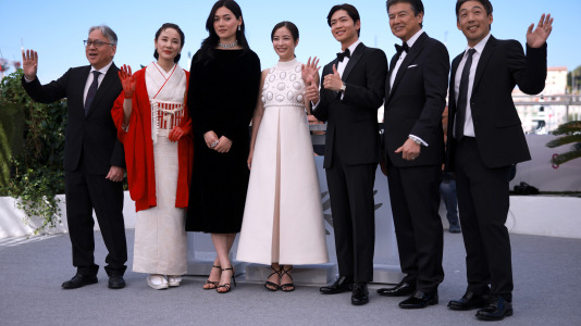 Novelist Kazuo Ishiguro, Yoh Yoshida, Camilla Aiko, Suzu Hirose, Kouhei Matsushita, Tomokazu Miura y el director japonés Kei Ish
