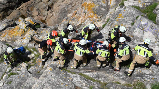 Bomberos realizando un simulacro en las rocas al pie del Paseo Marítimo (57)