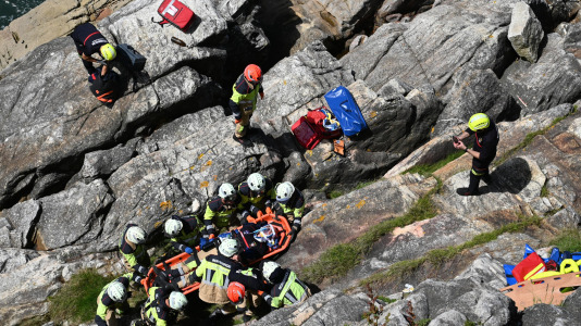 Bomberos realizando un simulacro en las rocas al pie del Paseo Marítimo (56)