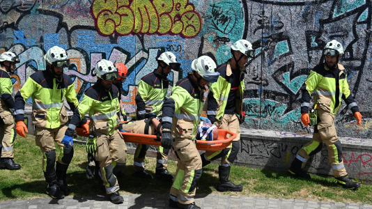 Bomberos realizando un simulacro en las rocas al pie del Paseo Marítimo (59)