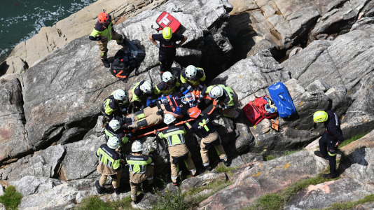 Bomberos realizando un simulacro en las rocas al pie del Paseo Marítimo (55)