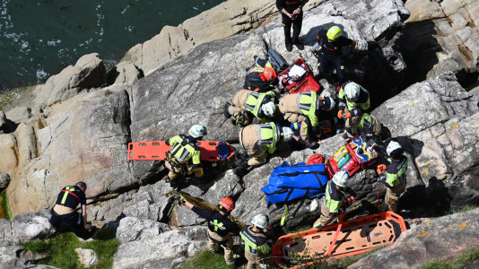 Bomberos realizando un simulacro en las rocas al pie del Paseo Marítimo (54)