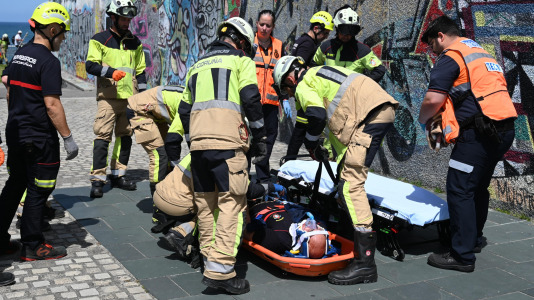 Bomberos realizando un simulacro en las rocas al pie del Paseo Marítimo (60)
