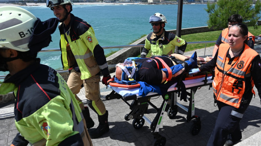 Bomberos realizando un simulacro en las rocas al pie del Paseo Marítimo (41)