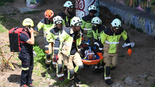 Bomberos realizando un simulacro en las rocas al pie del Paseo Marítimo (58)