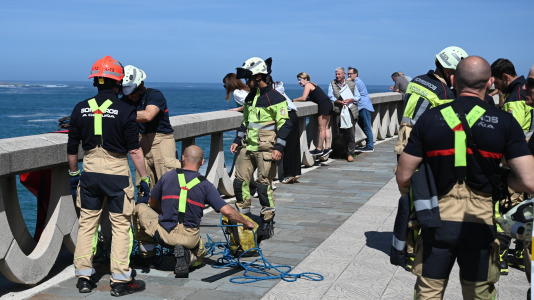 Bomberos realizando un simulacro en las rocas al pie del Paseo Marítimo (44)