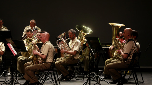 Música sobre las tablas del teatro Colón para celebrar el Día de las Fuerzas Armadas (4)
