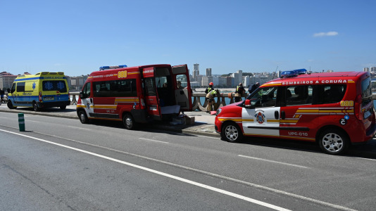 Bomberos realizando un simulacro en las rocas al pie del Paseo Marítimo (52)