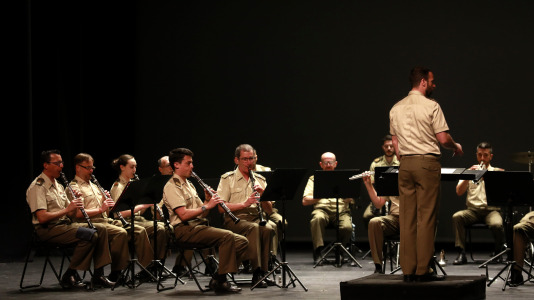 Música sobre las tablas del teatro Colón para celebrar el Día de las Fuerzas Armadas (24)