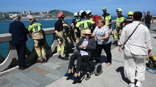 Bomberos realizando un simulacro en las rocas al pie del Paseo Marítimo (47)